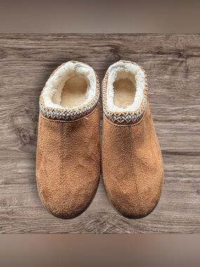 Girls Northside Tan Slippers Size 4